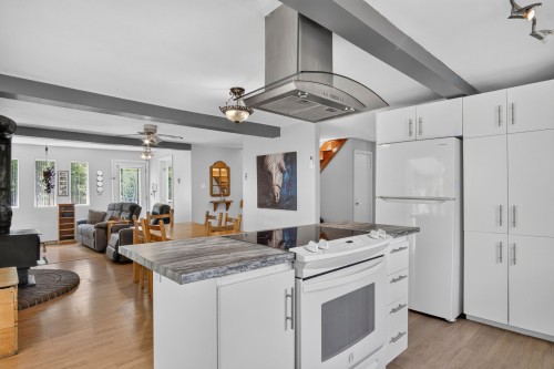 Cuisine - 157 128E Avenue, Saint-Hippolyte, QC - Indoor Photo Showing Kitchen