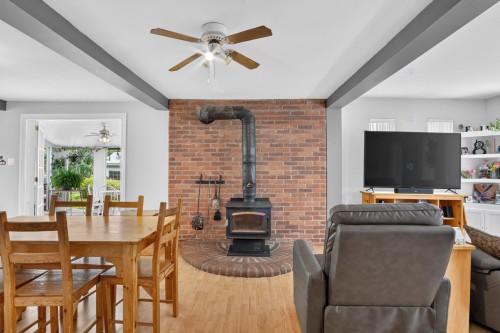 Salon - 157 128E Avenue, Saint-Hippolyte, QC - Indoor Photo Showing Other Room
