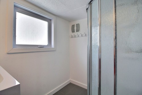 Salle de bains attenante à la CCP - 258 15E Rue, Val-D'Or, QC - Indoor