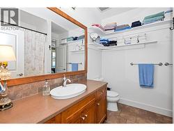 Full bathroom with access to 3rd bedroom - 
