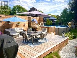 Beautiful deck with great seating area - 