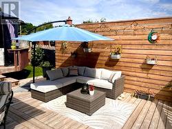 Enjoy relaxing by the pool - 