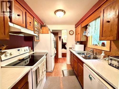 2186 Crestview Crescent, Castlegar, BC - Indoor Photo Showing Kitchen With Double Sink