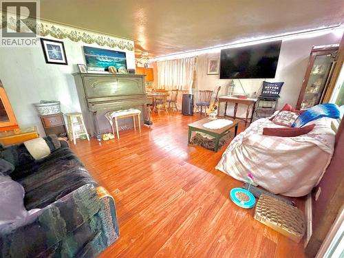 2186 Crestview Crescent, Castlegar, BC - Indoor Photo Showing Living Room