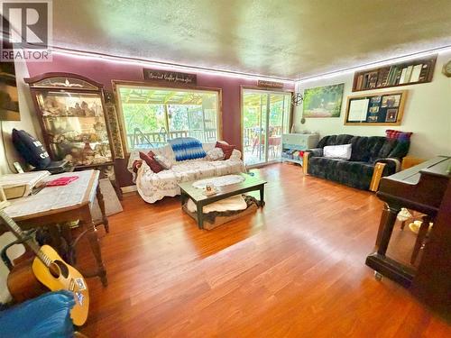 2186 Crestview Crescent, Castlegar, BC - Indoor Photo Showing Living Room
