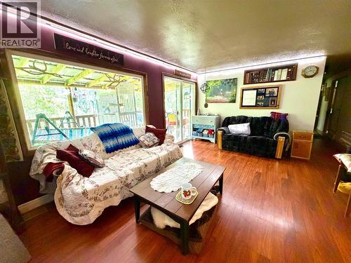 2186 Crestview Crescent, Castlegar, BC - Indoor Photo Showing Living Room