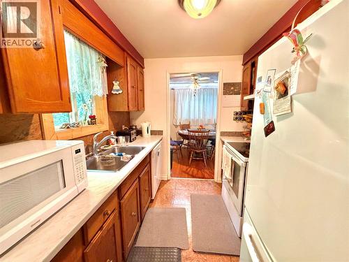 2186 Crestview Crescent, Castlegar, BC - Indoor Photo Showing Kitchen With Double Sink