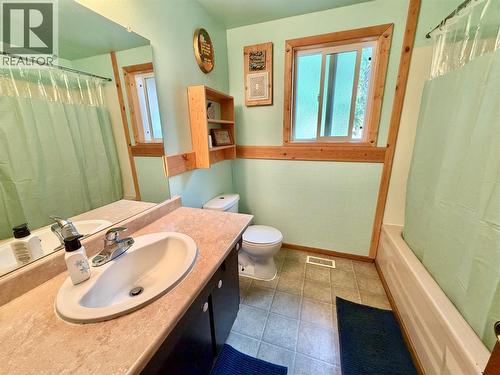 2186 Crestview Crescent, Castlegar, BC - Indoor Photo Showing Bathroom