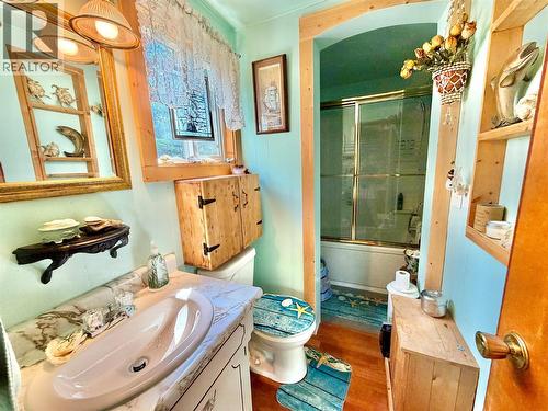 2186 Crestview Crescent, Castlegar, BC - Indoor Photo Showing Bathroom