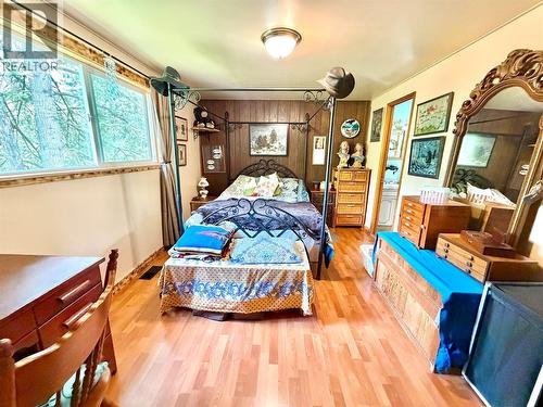 2186 Crestview Crescent, Castlegar, BC - Indoor Photo Showing Bedroom