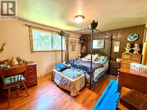 2186 Crestview Crescent, Castlegar, BC - Indoor Photo Showing Bedroom
