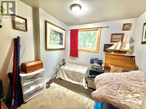 2186 Crestview Crescent, Castlegar, BC - Indoor Photo Showing Bedroom
