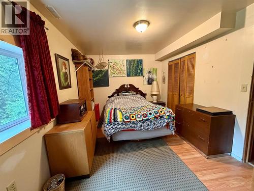 2186 Crestview Crescent, Castlegar, BC - Indoor Photo Showing Bedroom