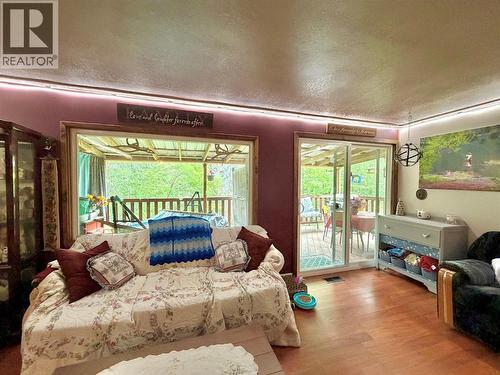 2186 Crestview Crescent, Castlegar, BC - Indoor Photo Showing Bedroom