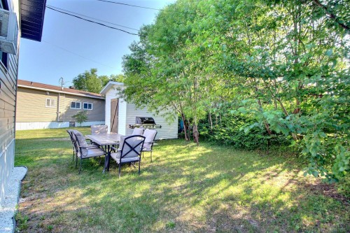 Cour - 342 Rue Belmont, Val-D'Or, QC 