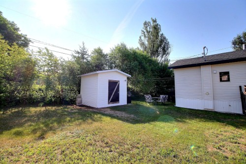 Cour - 342 Rue Belmont, Val-D'Or, QC 