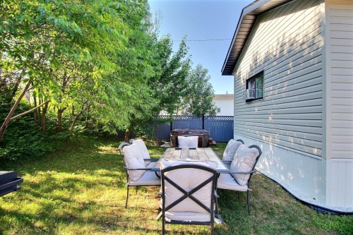 Cour - 342 Rue Belmont, Val-D'Or, QC 