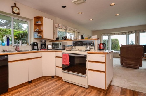 10502 Jocelyn Pl, Sidney, BC 