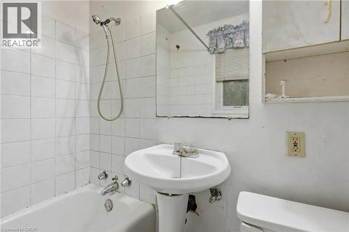 34 Eaton Place, Hamilton, ON - Indoor Photo Showing Bathroom