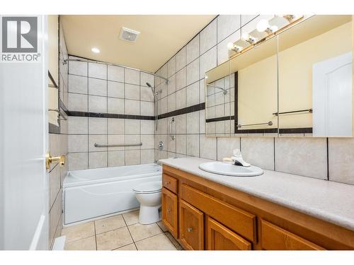 4 pc bath main floor - 5008 Heritage Drive, Vernon, BC - Indoor Photo Showing Bathroom