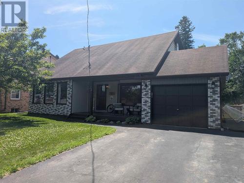 12 Maple St, Wawa, ON 