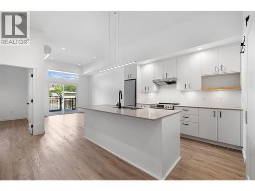high ceiling - 660 Cawston Avenue Unit# 111, Kelowna, BC 