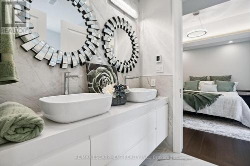 539 Old Poplar Row, Mississauga, ON - Indoor Photo Showing Bathroom