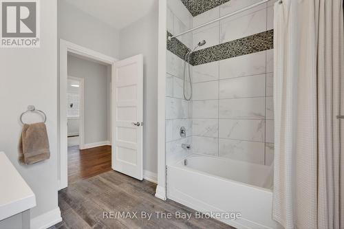 Main Floor 4pc Bathroom - 17 Elizabeth Avenue, Tiny, ON 