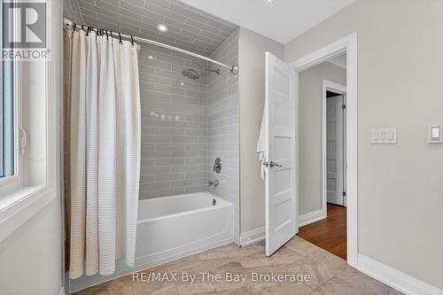 5pc Bathroom - 17 Elizabeth Avenue, Tiny, ON 