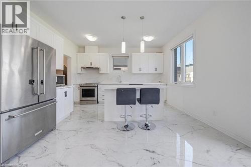 8077 Brookside Drive, Niagara Falls, ON - Indoor Photo Showing Kitchen With Upgraded Kitchen