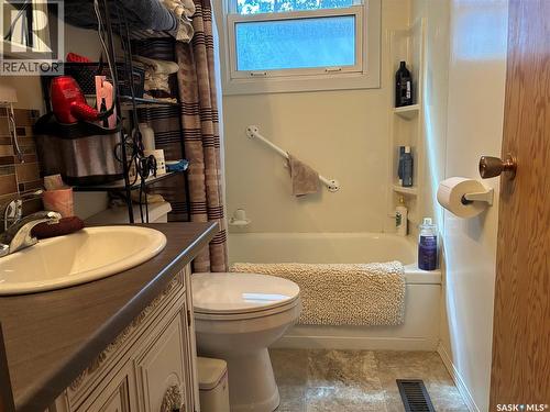 712 M Avenue, Perdue, SK - Indoor Photo Showing Bathroom
