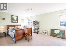 Upstairs level bedroom - 