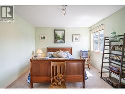 Upstairs level bedroom - 