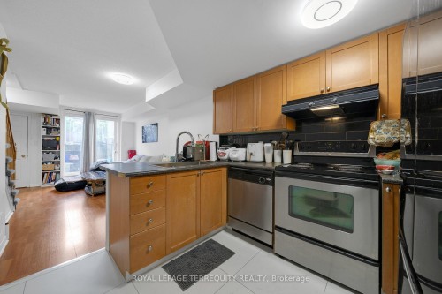 124-75 Turntable Crescent, Toronto, ON - Indoor Photo Showing Kitchen