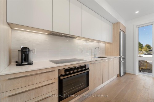 37 Rockmount Crescent, Gravenhurst, ON - Indoor Photo Showing Kitchen With Upgraded Kitchen