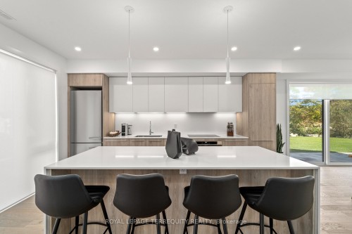 35 Rockmount Crescent, Gravenhurst, ON - Indoor Photo Showing Kitchen With Upgraded Kitchen