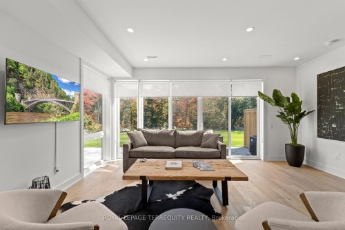 35 Rockmount Crescent, Gravenhurst, ON - Indoor Photo Showing Living Room