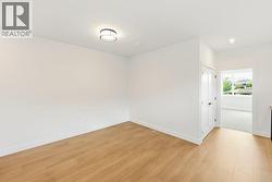 Flex area with laundry (behind doors) - 
