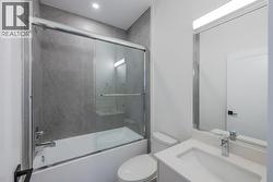 Main 4-piece bathroom - upper level - 