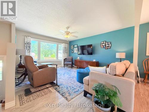 160 Westfall Crescent, West Grey, ON - Indoor Photo Showing Living Room