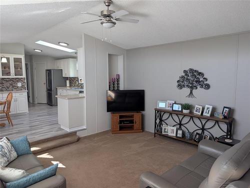 96 Shilo Road, Sprucewoods, MB - Indoor Photo Showing Living Room