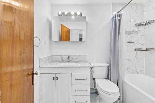Bathroom - 5235 Av. Connaught, Montréal (Côte-Des-Neiges/Notre-Dame-De-Grâce), QC 