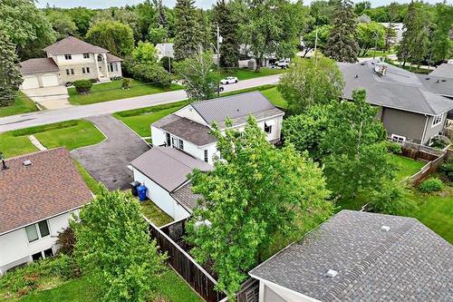 58 Robindale Rd, Winnipeg, MB 