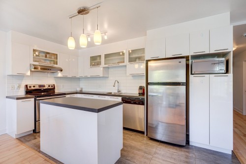 Kitchen - 202-16310 Rue Sherbrooke E., Montréal (Rivière-Des-Prairies/Pointe-Aux-Trembles), QC - Indoor Photo Showing Kitchen With Upgraded Kitchen