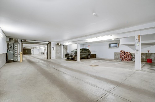 Garage - 202-16310 Rue Sherbrooke E., Montréal (Rivière-Des-Prairies/Pointe-Aux-Trembles), QC - Indoor Photo Showing Garage