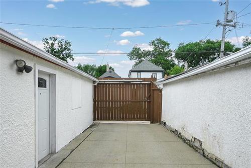 404 Beverley St, Winnipeg, MB 