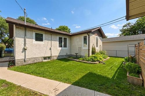 411 Leighton Ave, Winnipeg, MB 
