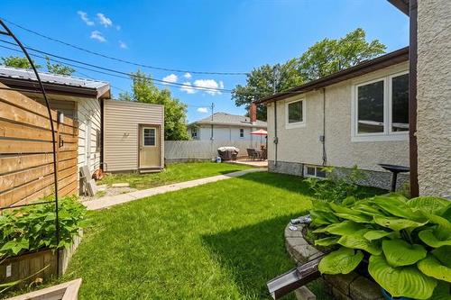 411 Leighton Ave, Winnipeg, MB 
