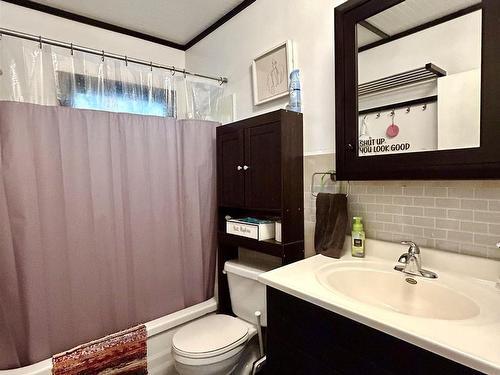 6080 Highway 11, Emo, ON - Indoor Photo Showing Bathroom