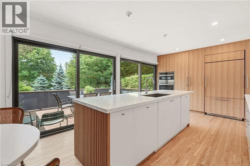 332 Newbold Court, Burlington, ON - Indoor Photo Showing Kitchen